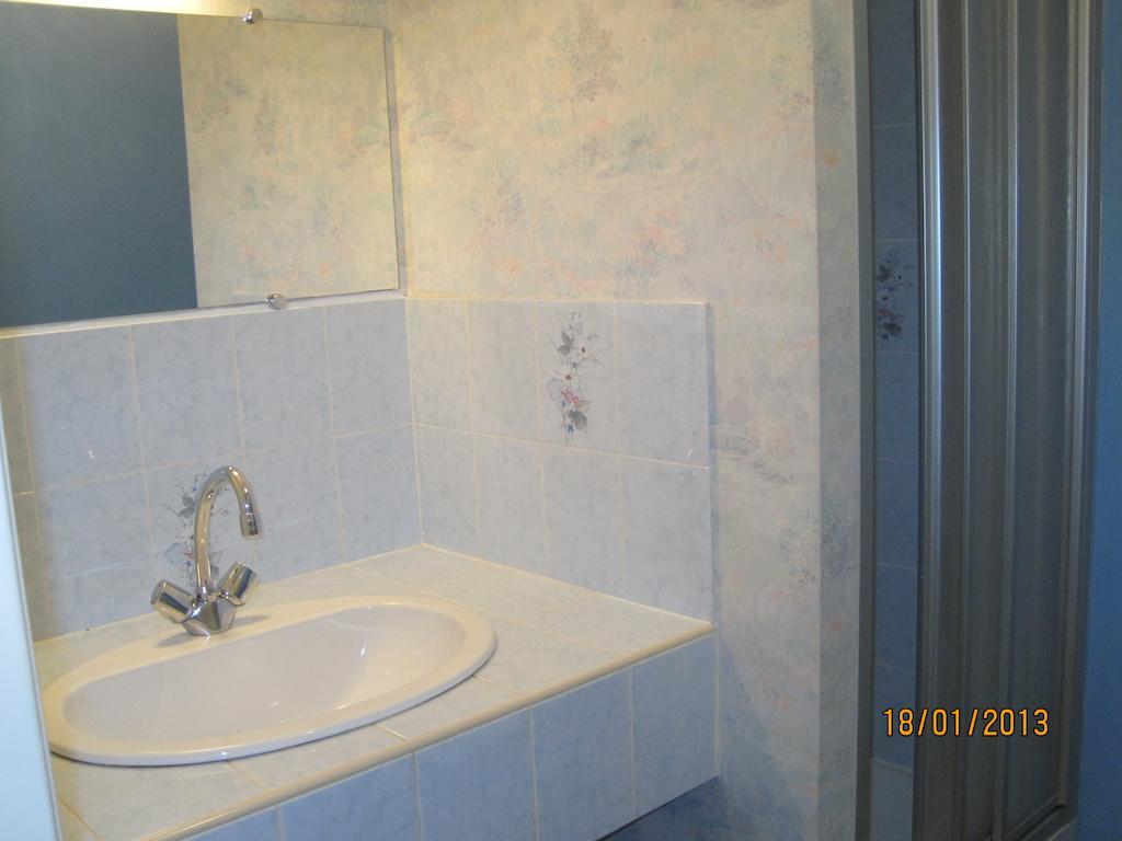 Hotel Le Commerce Neuville  Room photo
